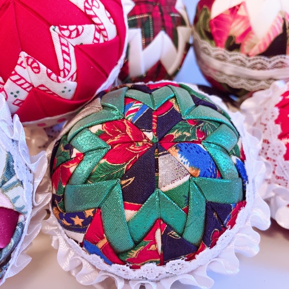 14 HANDMADE TEXTILE FOLDED Quilted HOLIDAY RIBBON CHRISTMAS ORNAMENT BALLS - Picture 5 of 9